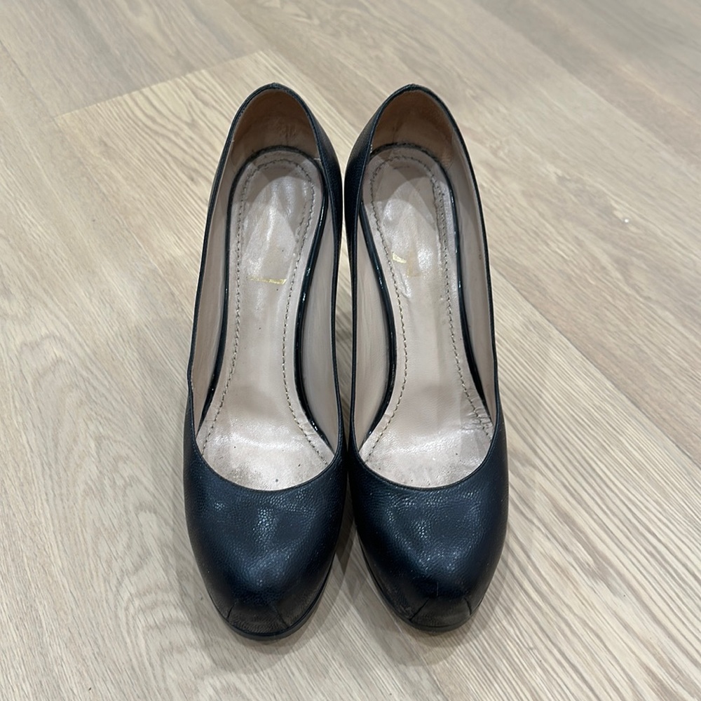 YSL black leather tribute pump. Size 38. 4inch heel with 1 inch hidden platform.